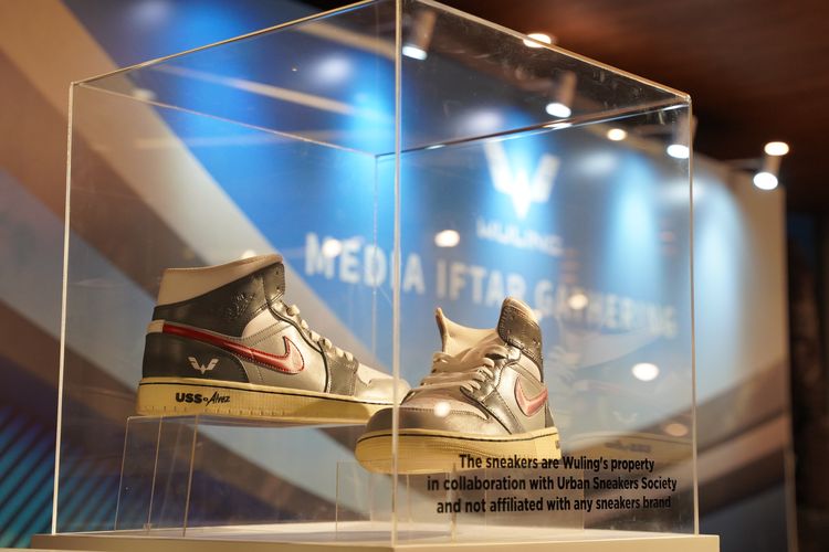  Wuling Indonesia berkolaborasi dengan Urban Sneaker Society (USS) membuat sepatu keren dengan latang belakang Wuling Alvez.