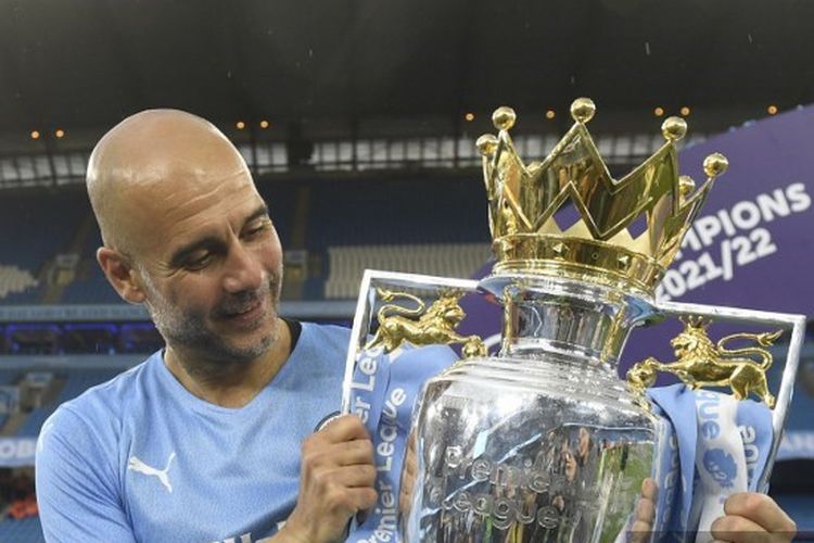 Pep Guardiola mengangkat trofi Premier League setelah Man City memastikan gelar juara Liga Inggris 2021-2022 dengan mengalahkan Aston Villa 3-2 pada laga pekan terakhir di Stadion Etihad, Minggu (22/5/2022) malam waktu setempat. Terkini, Pep Guardiola kembali mengantarkan Man City juara Liga Inggris 2022-2023.