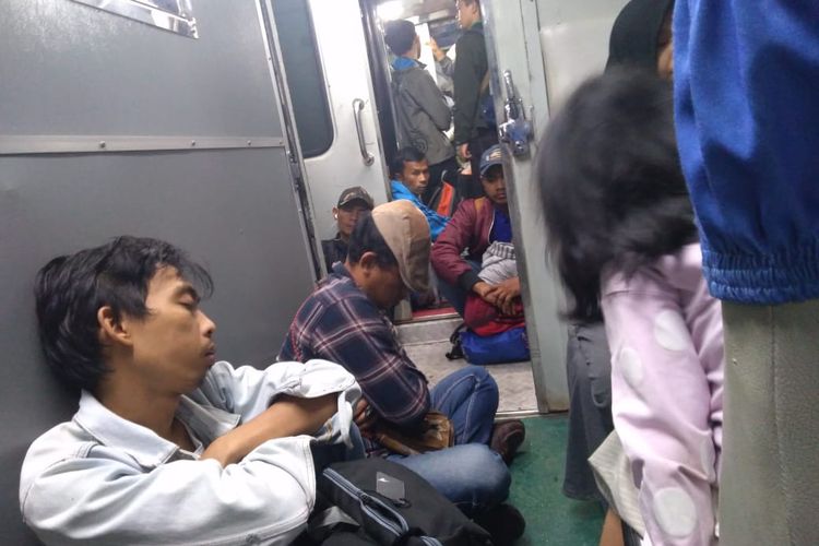 Sejumlah penumpang tertidur di lorong kereta api lokal Purwakarta-Cibatu, Rabu (30/5/2019) malam. Anjloknya kereta Lodaya Tambahan Solo Balapan-Bandung, membuat kereta lokal hanya bisa melakukan perjalanan hingga Cicalengka.