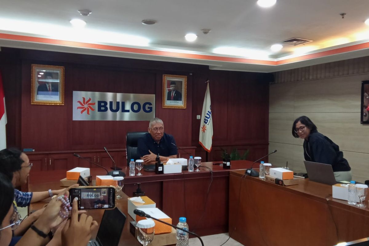 Direktur Utama Perum Bulog Bayu Krisnamurthi dalam diskusi media di Jakarta, Selasa (13/2/2024). 