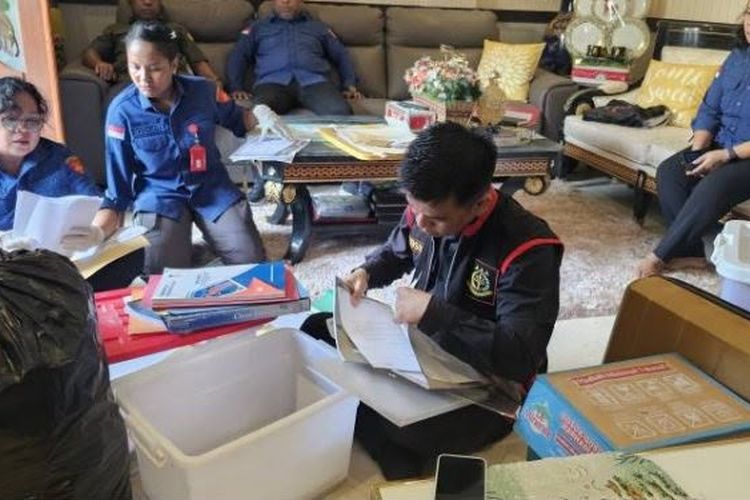 Kejati Papua Geledah Rumah Mantan Sekwan dan Kantor DPR Papua, Sita 7 Boks Dokumen