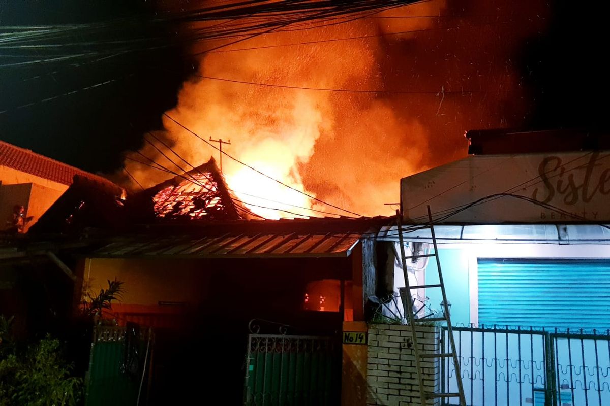 Satu rumah dan satu warung makan di Jalan Pinang Raya, Rawamangun, Pulogadung, Jakarta Timur, hangus terbakar pada Senin (8/11/2021) dini hari.