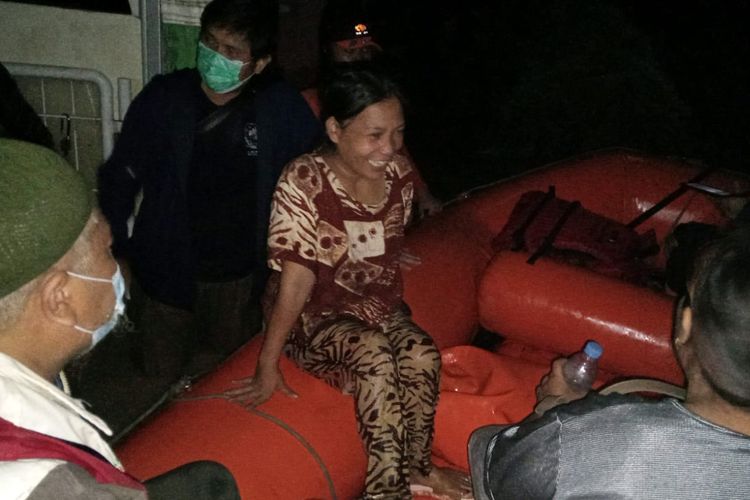 Warga Bojongkulur di Kabupaten Bogor Bogor diungsikan usai rumahnya terdampak banjir, Kamis (17/2/2022).