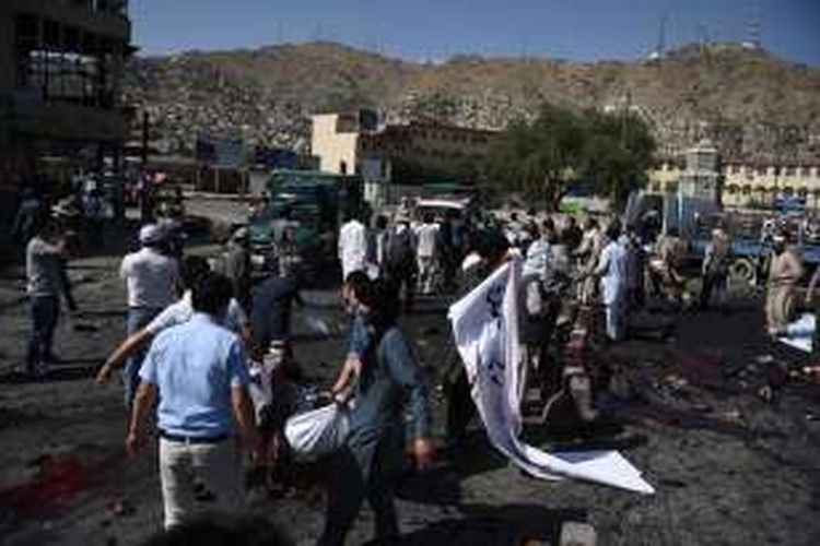 Para sukarelawan memindahkan jasad korban ledakan bom yang menghantam sekelompok warga etnis Hazara yang sedang melakukan unjuk rasa di Kabul, Sabtu (23/7/2016), menewaskan 80 orang dan melukai ratusan lainnya.
