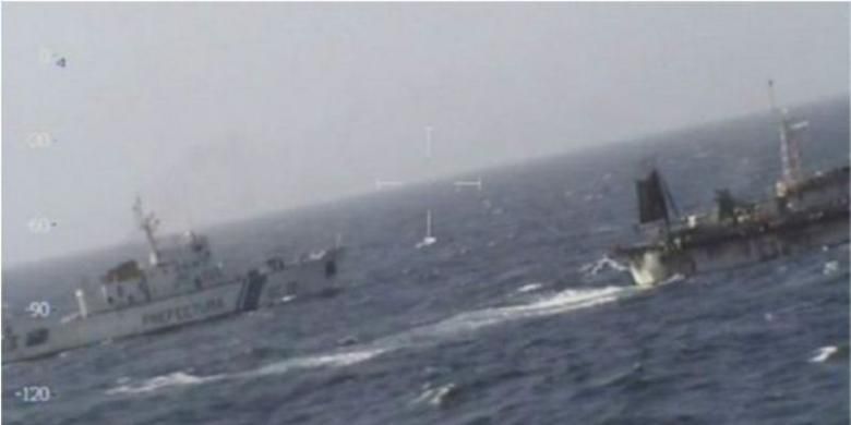 Dalam foto yang dirilis Dinas Penjaga Pantai Argentina menunjukkan pengejaran yang dilakukan terhadap kapal nelayan China.