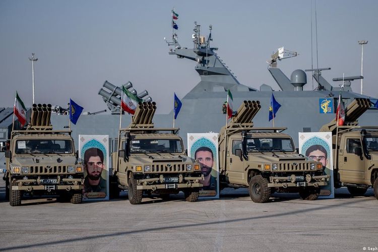 Garda Revolusi Iran dilengkapi peralatan militer yang canggih dan kewenangan mengendalikan bisnis-bisnis penting Iran.