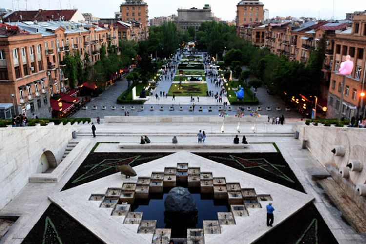 Yerevan merupakan kota paling kuno di dunia, terletak di sepanjang Sungai Hrazden. Kota ini menjadi ibu kota Armenia, negara Eropa Asia yang wilayahnya dikelilingi dan berbatasan langsung dengan Turki, Georgia, Azerbaijan, dan Iran.