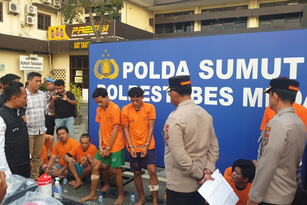 Ade Firansyah (18) dan Nur Ramadhan (18) dihadirkan saat polisi menggelar konferensi pers di Polrestabes Medan pada Senin (2/6/2025). 