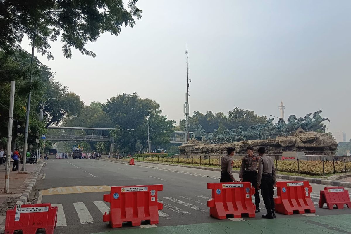 Jalan Medan Merdeka Barat ditutup karena aksi demo, di depan Patung Kuda, Monas, Jakarta Pusat, Senin (22/5/2023).