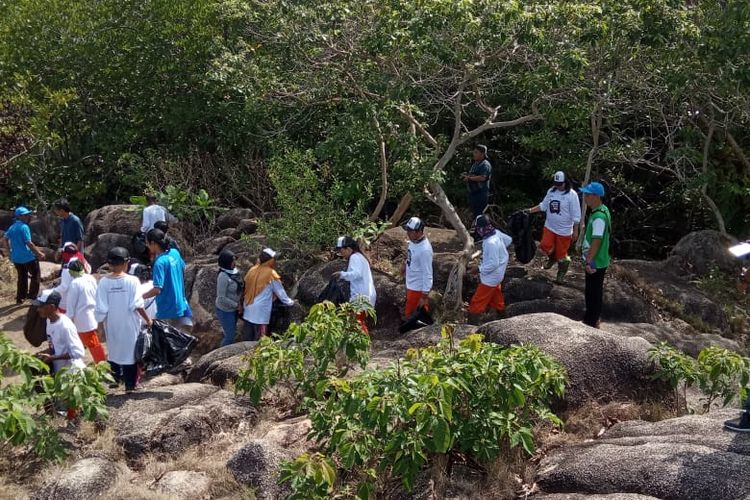 Aksi bersih pantai di Batu Bedil, Beitung.