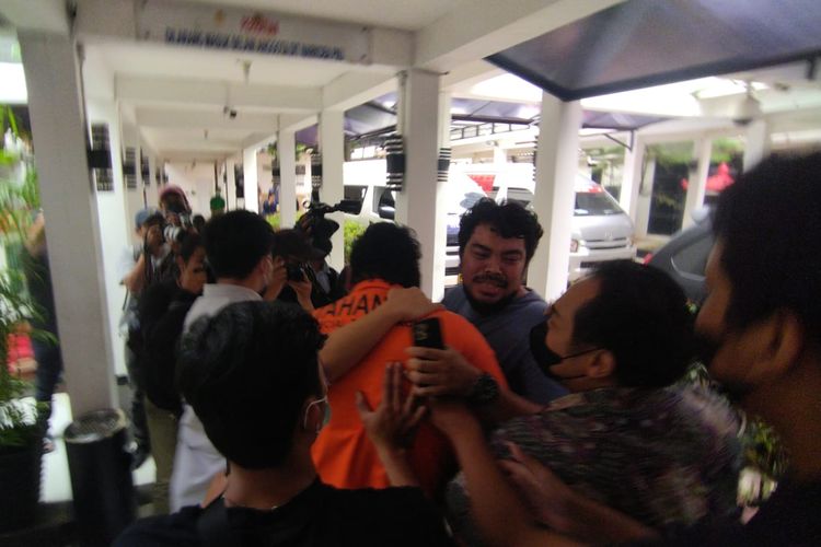 Komika Rispo saat memeluk adiknya, Fico Fachriza (tampak belakang berbaju oranye), yang ditangkap terkait kasus dugaan penyalahgunaan dan kepemilikan narkoba, Jumat (14/1/2022).