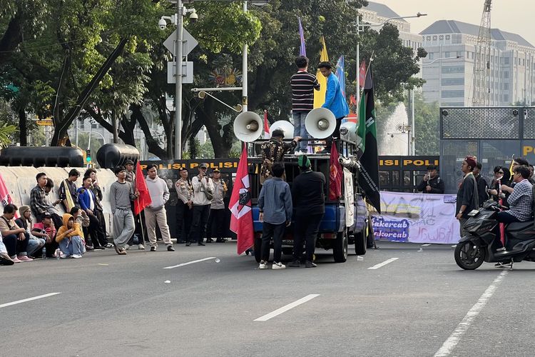 Ada Demo Soroti MBG hingga Supremasi Sipil, Jalan Medan Merdeka Selatan Arah Gambir Ditutup