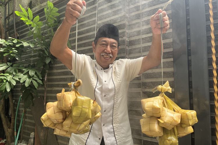 Muhammad Riyanto (67) menunjukkan ketupat hasil bikinannya sendiri di kediamannya bilangan Cipinang Cempedak, Jatinegara, Jakarta Timur, Jumat (21/4/2023). 