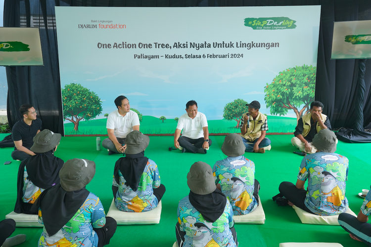 Bakti Lingkungan Djarum Foundation (BLDF) mengadakan diskusi dan seremonial penanaman 20.000 bibit di acara ?One Action One Tree, Aksi Nyata untuk Lingkungan? di Patiayam, Kudus bersama perwakilan Kelompok Tani Wonorejo. 