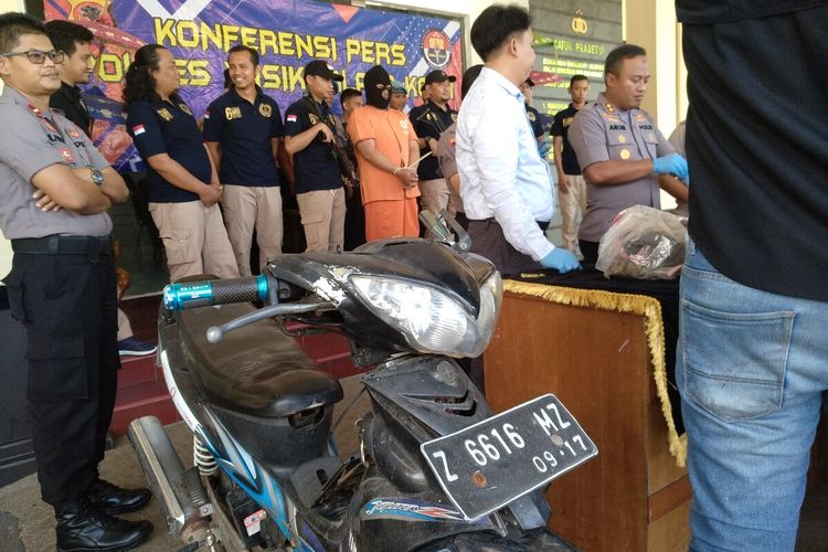 Pembunuh siswi SMPN 6 Tasikmalaya yang ditemukan tewas di gorong-gorong sekolahnya ternyata ayah kandungnya sendiri, Kamis (27/2/2020). Ia membawa mayat anaknya untuk disembunyikan di gorong-gorong dengan motor saat hujan deras. 