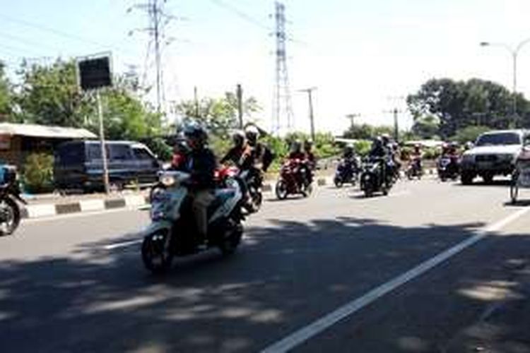 Pemudik sepeda motor memenuhi ruas jalan Cirebon Brebes