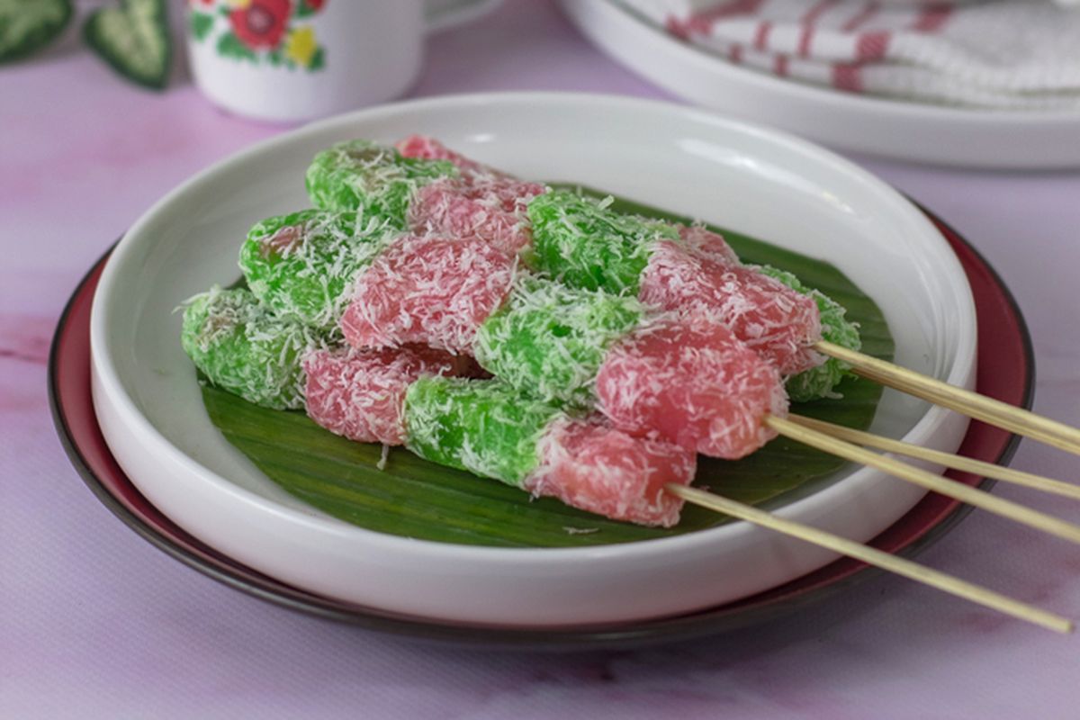 Ilustrasi ongol-ongol singkong. Kue tradisional bertabur kelapa parut. 