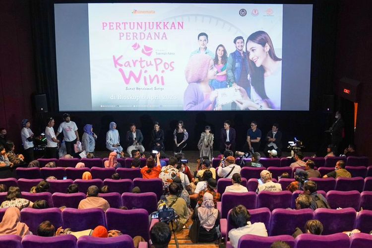 Pemutaran perdana film 'Kartu Pos Wini: Surat Beralamat Surga' pada Kamis (6/4/2023). 

