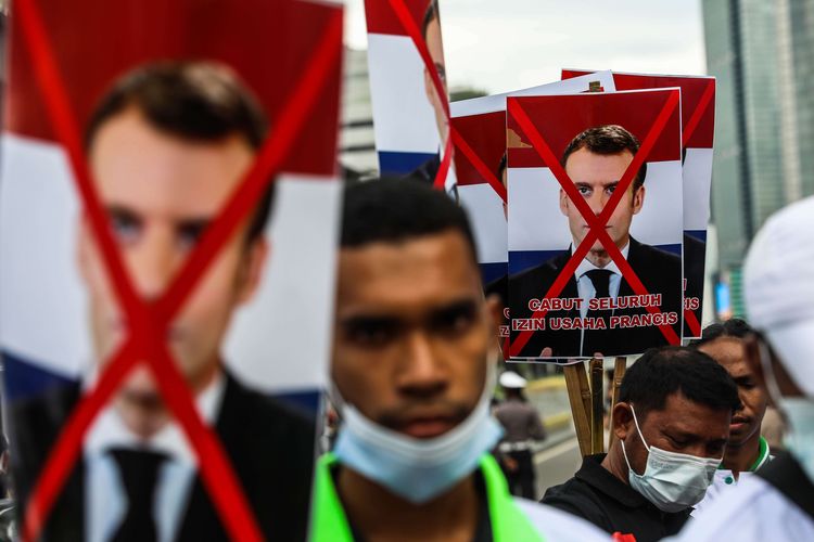 Indonesian Muslim groups express their outrage at French President Emmanuel Macrons comments on Islamic separatism during protests in front of the French Embassy in Central Jakarta, (2/11/2020)
