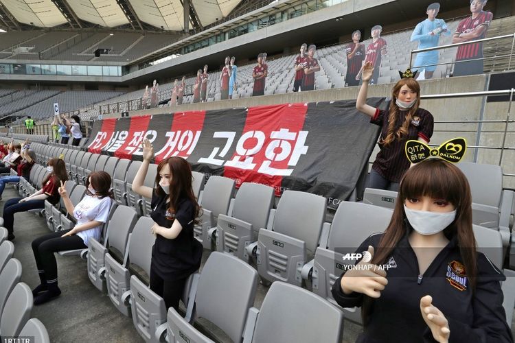 Beberapa maneken yang digunakan FC Seoul pada laga kontra Gwangju FC di Seoul World Cup Stadium pada 17 Mei 2020. Beberapa laporan menyebut maneken tersebut merupakan boneka seks sehingga FC Seoul harus meminta maaf karena telah memasang mereka di tribune penonton.