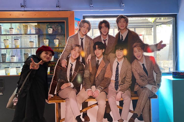 Peserta tur Jelajah Korea di Jakarta yang berfoto di spot bertema BTS yang ada di Loonami House Museum of Kpop, Jakarta Barat