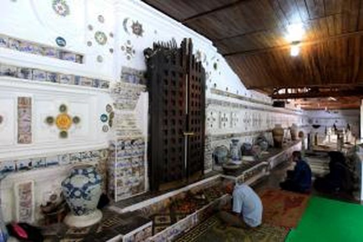 Warga berziarah di kompleks Makam Sunan Gunung Jati, Cirebon, Jawa Barat, Minggu (12/7/2015). Selain sarat nilai sejarah, makam tersebut menjadi salah satu destinasi wisata religi umat muslim di Cirebon.