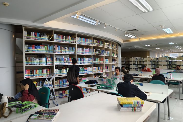 Cari tempat nongkrong produktif di Jakarta? Cek rekomendasi perpustakaan yang mudah dijangkau dengan MRT, KRL, dan Transjakarta. Salah satunya Perpustakaan Nasional.