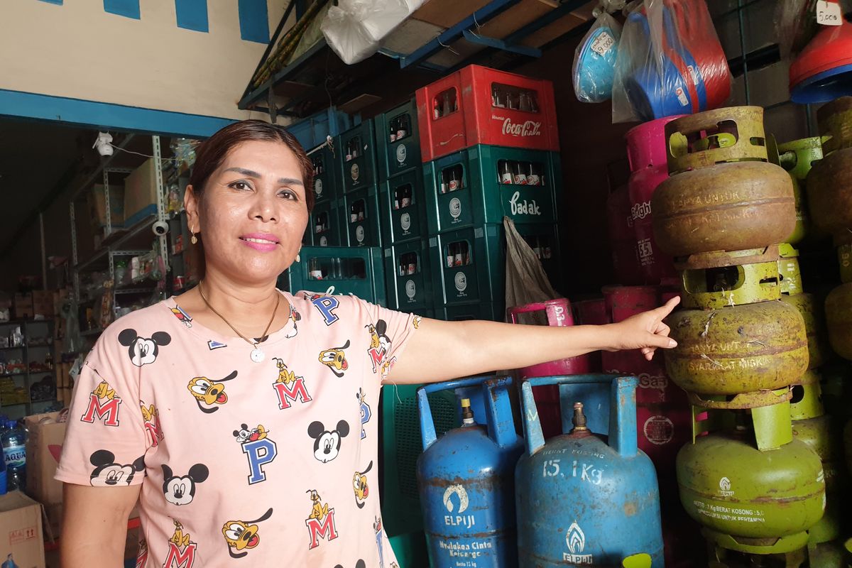 Ita Tamba (46), pengecer tabung gas elpiji 3 kilogram, diwawancarai di warungnya di Jalan Bahagia By Pass, Kota Medan pada Senin (3/2/2025).