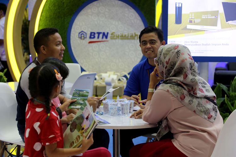 Sales dari BTN Syariah menjelaskan simulasi pendanaan pembelian properti kepada pengunjung  Indonesia Properti Expo, di Jakarta Convention Center, Sabtu (15/2/2020). Tahun ini ada sekitar 650 proyek properti dengan rentang harga dari Rp 140 juta hingga Rp 3 miliar, yang ditawarkan di pameran tersebut.