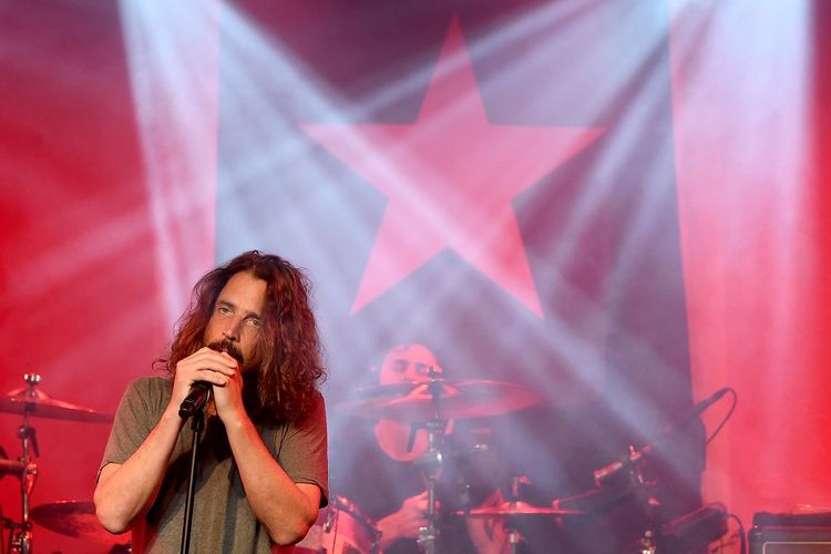 Chris Cornell tampil dalam acara Prophets of Rage and Friends Anti Inaugural Ball di Taragram Ballroom in Los Angeles, California, AS, pada 20 Januari 2017. Cornell meninggal di usia 52 tahun usai tampil bersama Soundgarden di Detroit, Michigan, AS, Rabu (17/5/2017).