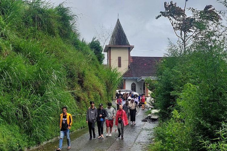 Siswa SMA Ichthus Jakarta Barat mengikuti live in di Dusun Ngaduman