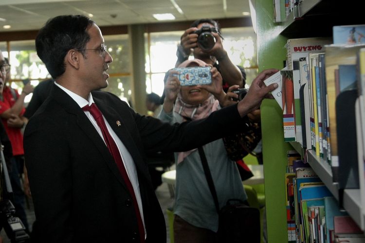 Mendikbud Nadiem Makarim saat mengunjungi perpustakaan Kemendikbud usai upacara serah terima jabatan di lingkungan Kemendikbud, Jakarta (23/10/2019).