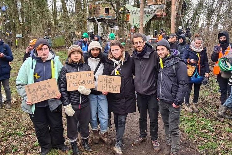 Aktivis lingkungan Greta Thunberg bergabung dengan ribuan demonstran di Jerman menggelar aksi protes besar-besaran menentang penghancuran sebuah desa untuk perluasan tambang batu bara terbuka.