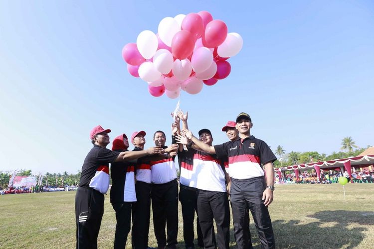 Wali Kota Semarang Hendrar Prihadi mengikuti senam bersama warga Kota Semarang dalam peringatan Hari Olahraga Nasional (Haornas) tingkat Kota Semarang ke-34 di Lapangan Sembungharjo, Kecamatan Genuk, Jumat (29/9/2017).