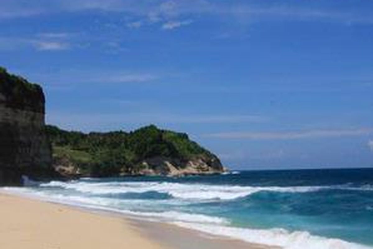 Kabupaten Pacitan tidak hanya kaya dengan obyek wisata goa, tetapi juga dengan pantainya yang eksotik. Salah satunya adalah Pantai Buyutan di Kecamatan Donorojo. Sayang, pantai nan elok ini belum banyak dikenal. Bahkan warga harus berswadaya membangun jalan ke pantai agar pantai itu dikunjungi wisatawan.