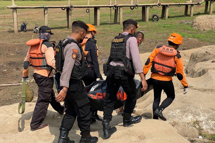 EVAKUASI—Tim Gabungan mengevakuasi jasad Sukini yang ditemukan tewas mengapung di dermaga kapal wisata Waduk Gajah Mungkur Wonogiri, Rabu (31/8/2022).