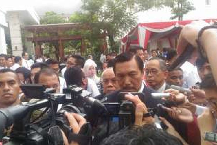 Plt Menteri ESDM Luhut Binsar Panjaitan, di Kantor Kementerian ESDM, Jakarta, (4/10)