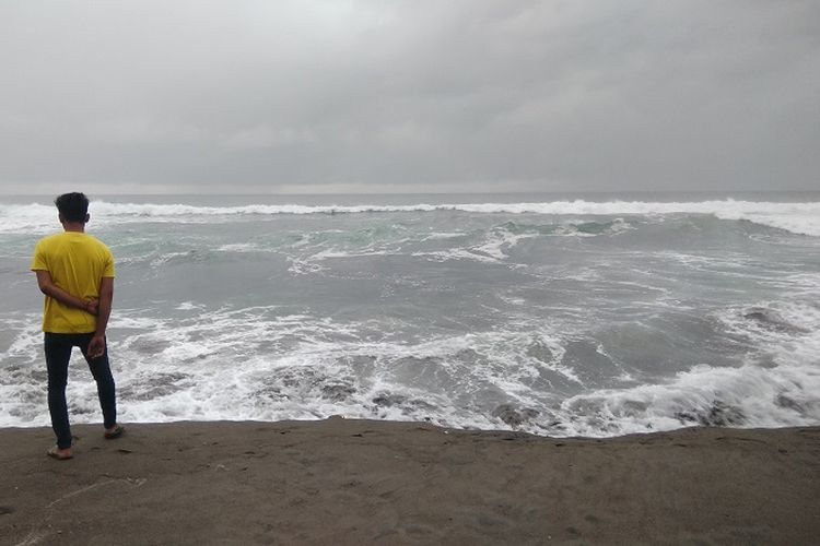 Wisatawan tengah menikmati suasana Pantai Petanahan yang terletak di Desa Karanggadung, Kecamatan Petanahan, Kabupaten Kebumen, Jawa Tengah, Senin (16/10/2017). Pantai Petanahan adalah salah satu obyek wisata pantai di Kebumen yang biasa dikunjungi wisatawan.