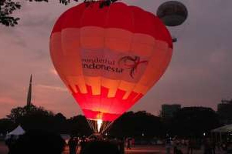 Balon Wonderful Indonesia tengah dikembangkan di Monumen Alaf Baru, Precinct, Putrajaya, Malaysia, Jumat (11/3) sore dalam rangka 8th Putrajaya International Hot Air Balloon Fiesta. 
