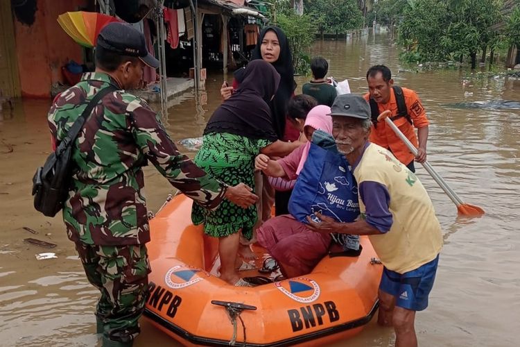 Satgas gabungan tengah mengevakuasi warga terdampak banjir di Desa Karangligar, Kecamatan Telukjambe Barat, Karawang, Jawa Barat, Jumat (15/3/2024).