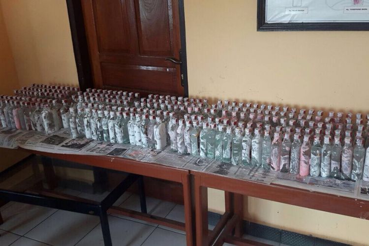 Barang bukti minuman keras jenis vodka berjumlah 797 yang diamankan usai bongkar muat di pesawat cargo Hercules milik TNI AU