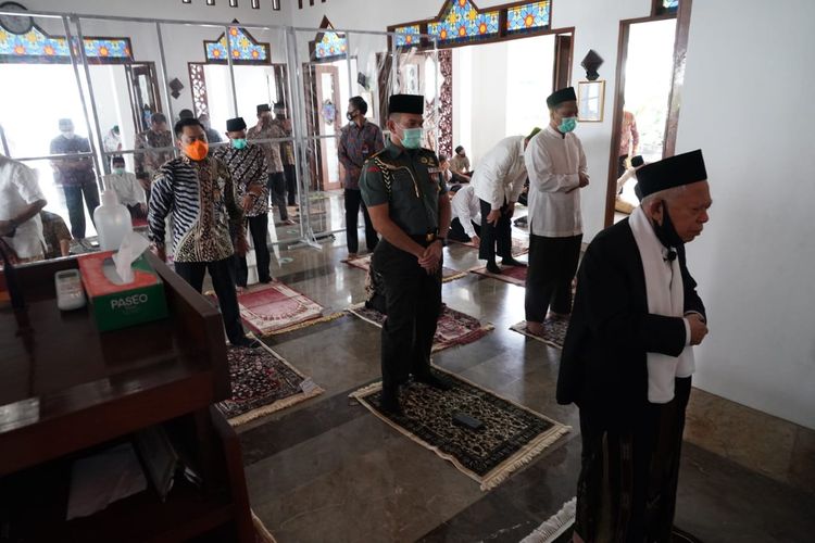 Wakil Presiden Maruf Amin saat menjadi imam di Masjid Baiturrahman, Istana Wapres, Jumat (12/6/2020). Ini adalah shalat Jumat pertama Maruf Amin di masjid pasca penerapan PSBB akibat pandemi Covid-19.