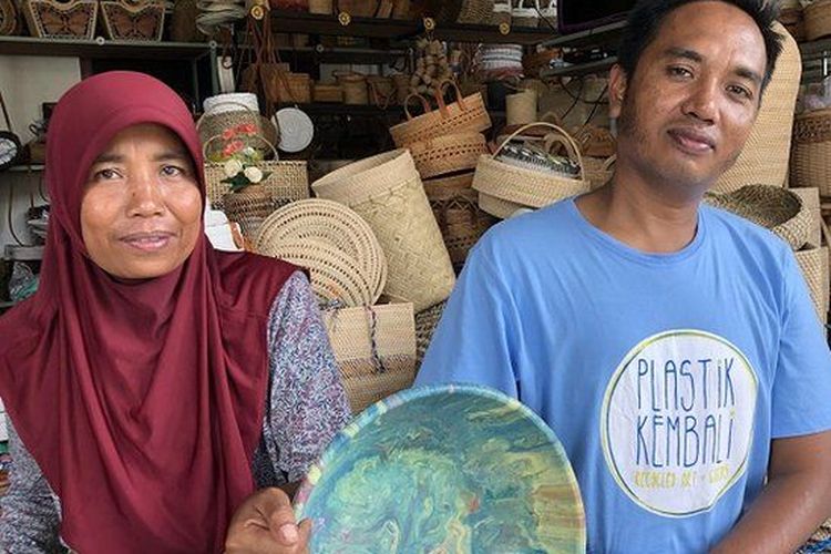 Aneka barang dari sampah plastik dijual dengan harga bervariasi. Sebuah bangku bahkan dijual seharga Rp1,8 juta.