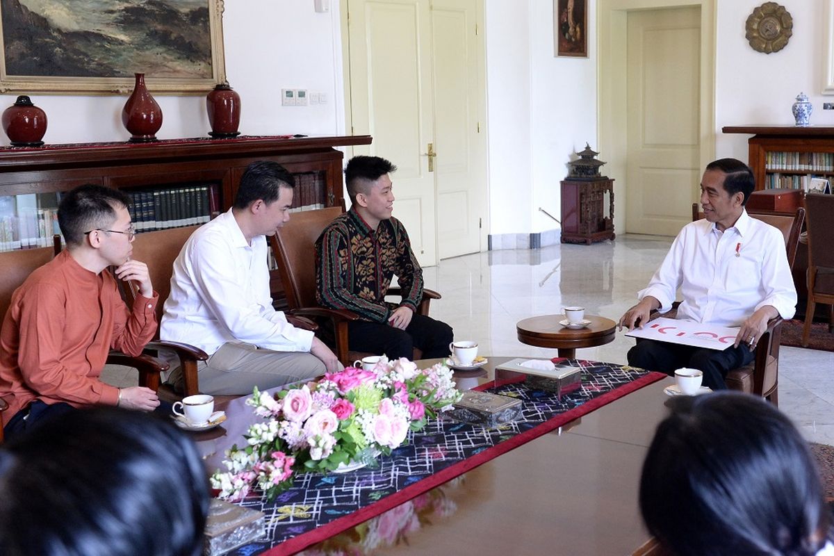 Presiden Joko Widodo (kanan) menerima rapper Brian Imanuel Soewarno atau Rich Brian (ketiga kiri) di Istana Bogor, Jawa Barat, Minggu (7/7/2019). Pertemuan Presiden dengan rapper asal Indonesia yang berkarier di industri musik Amerika tersebut diantaranya membahas industri musik tanah air. ANTARA FOTO/BPMI-Kris/pus/hp.