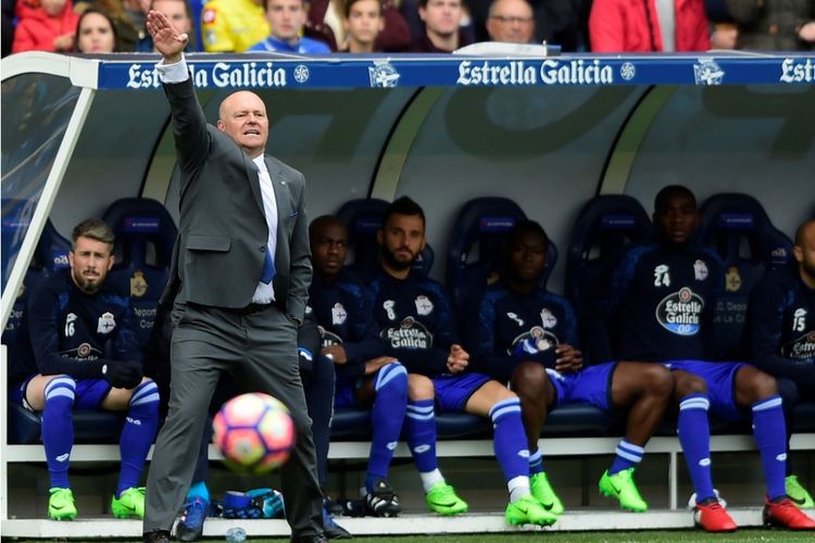 Pepe Mel memberikan instruksi saat Deportivo La Coruna melawan Barcelona pada partai lanjutan La Liga di Stadion Riazor, 12 Maret 2017.