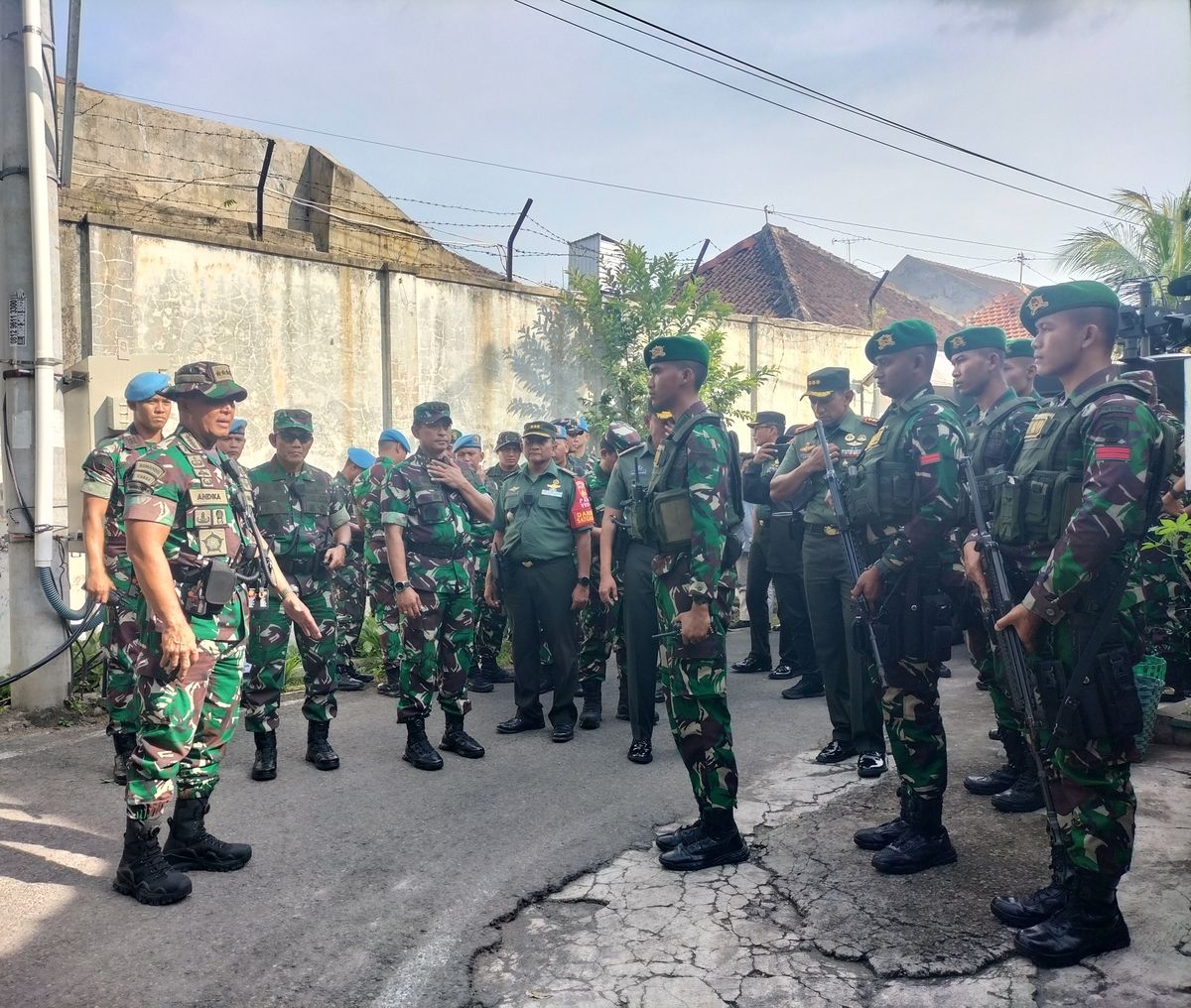 Momen Panglima TNI Blusukan ke Gang Kampung di Solo untuk Cek Pengamanan Pernikahan Kaesang-Erina...