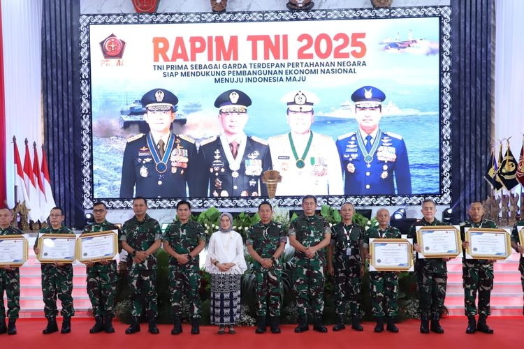 Menteri Pendayagunaan Aparatur Negara dan Reformasi Birokrasi (Menpan-RB) Rini Widyantini saat menjadi pembicara dalam acara Rapat Pimpinan (Rapim) TNI 2025 di Markas Besar (Mabes) TNI, Jakarta, Jumat (31/1/2025).