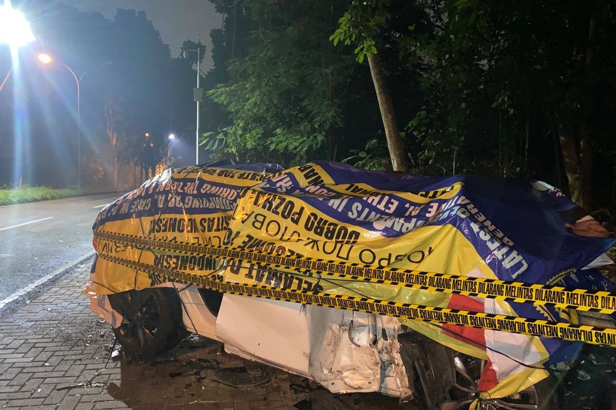 Mobil Honda HRV yang mengalami tabrakan dengan bus kuning Universitas Indonesia (UI) di Hutan Kota UI, Jumat (3/5/2024).