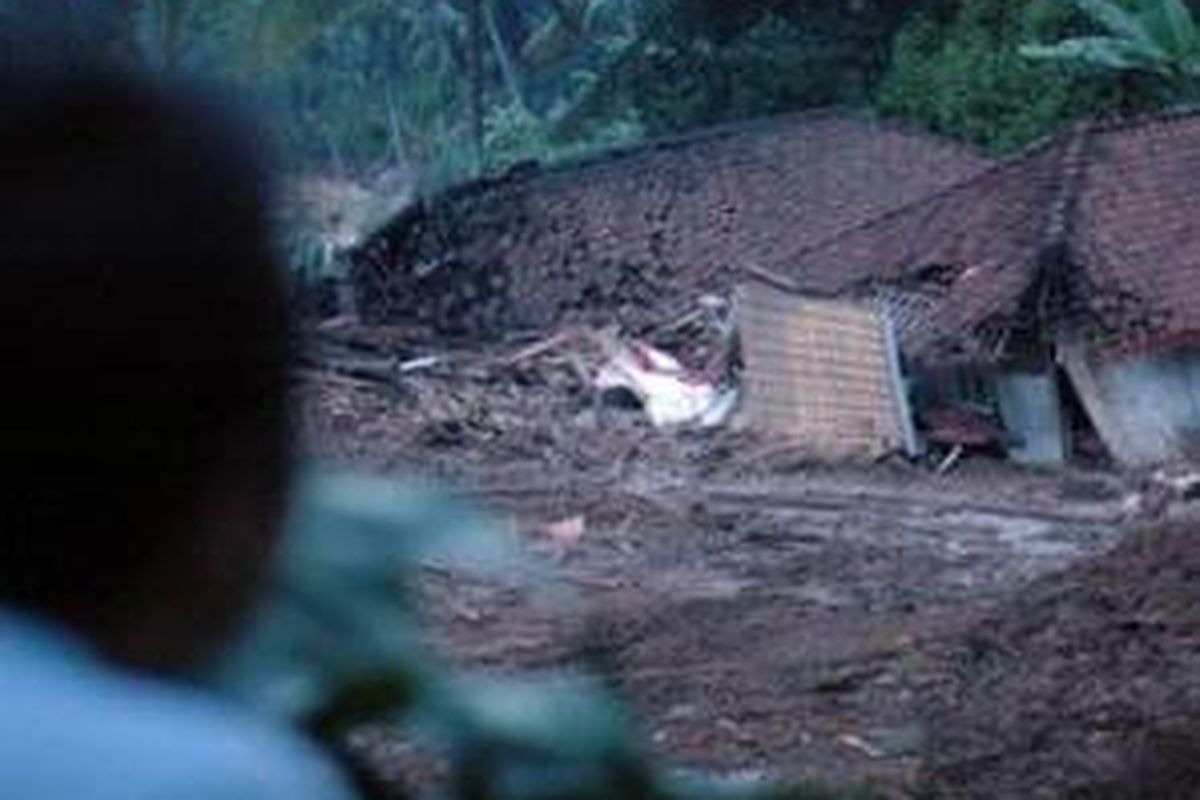 Longsor di Cianjur yang terjadi Kamis (13/11) malam menyebabkan 14 orang hilang. Lima berhasil ditemukan dalam keadaan tewas dan sembilan lainnya masih tertimbun.