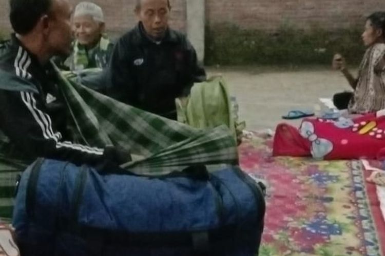 Terlihat sejumlah bapak-bapak dengan tas besar berada di Pengungsian di Gedung Olahraga Desa Pamriyan Kecamatan Pituruh Kabupaten Purworejo, mereka mengungsi setelah rumahnya tertimbun longsor 